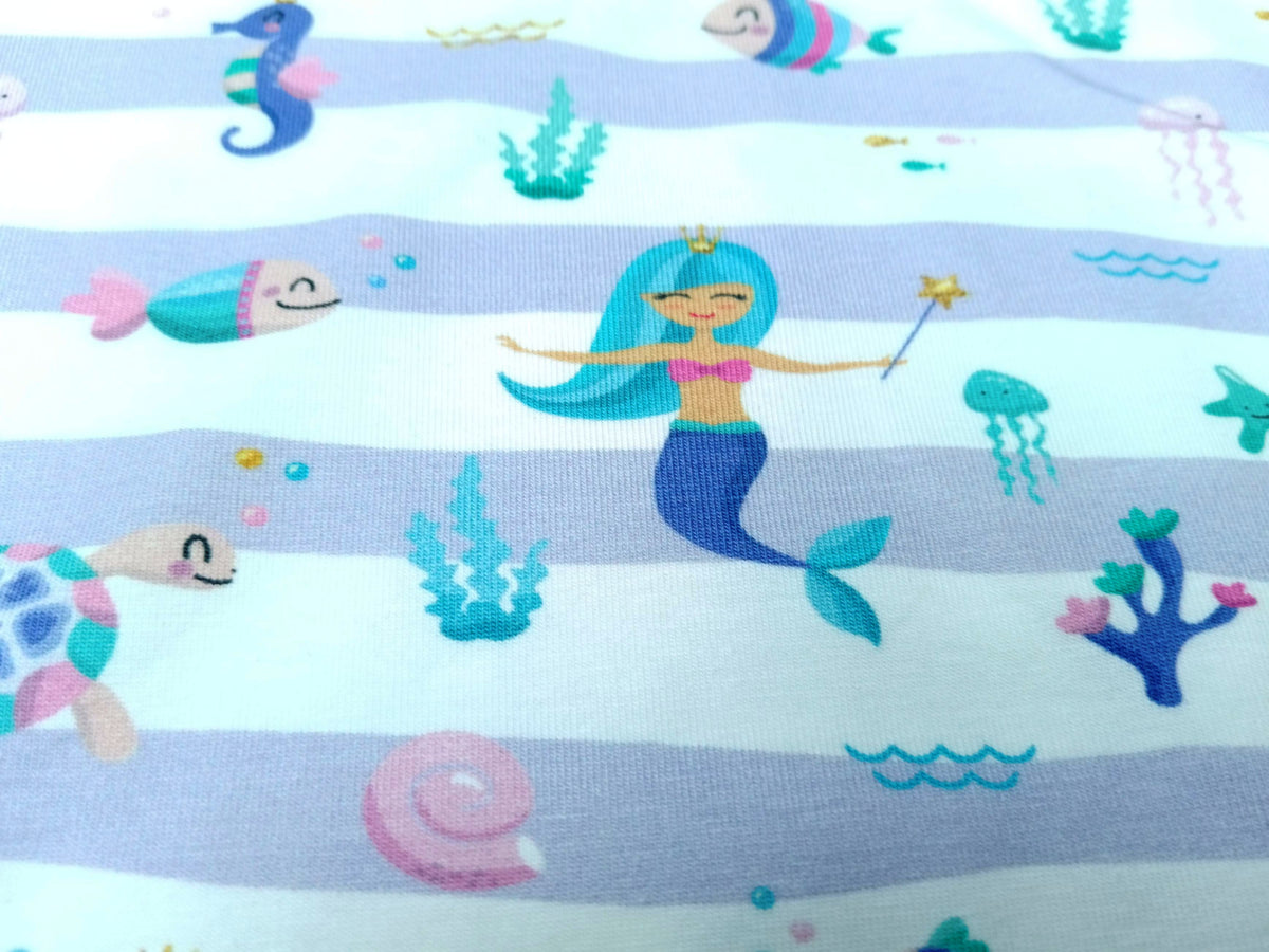 Niedlicher Baumwoll Jersey mit maritimen Motiven und Meerjungfrauen in flieder - weiß