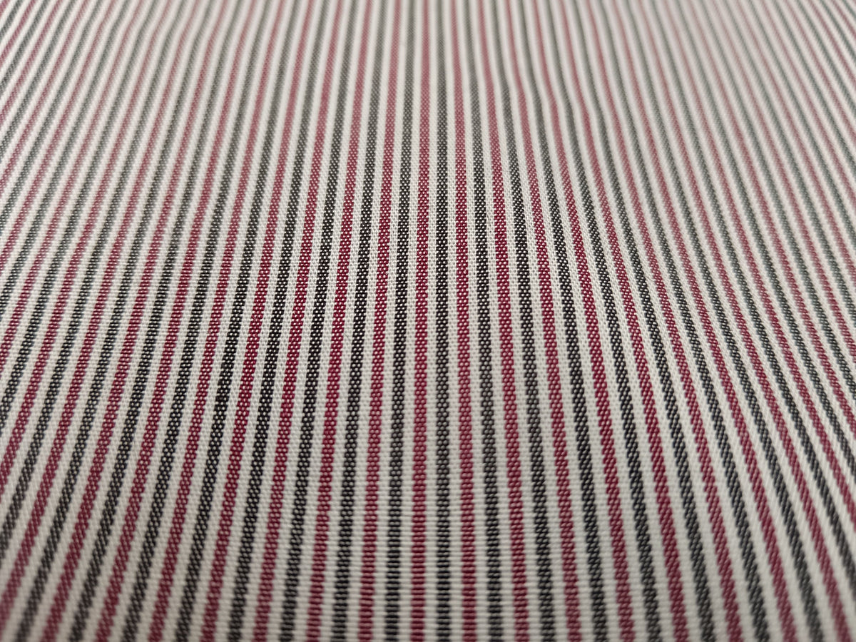 Eleganter und feiner italienischer Hemdenstoff mit grün roten Streifen