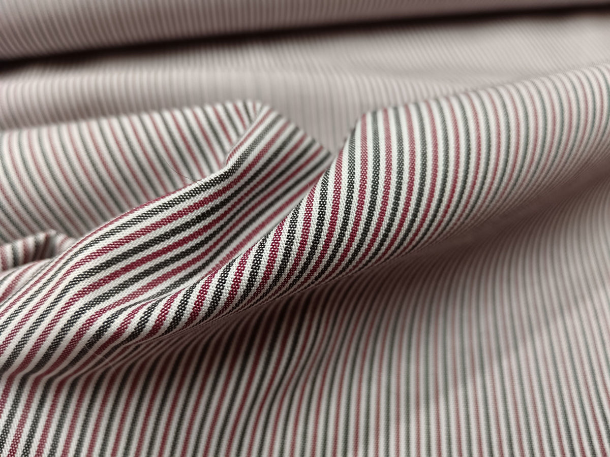 Eleganter und feiner italienischer Hemdenstoff mit grün roten Streifen
