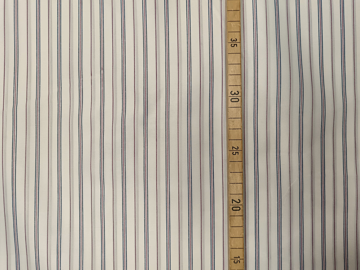Feiner Hemdenstoff aus pflegeleichter Kunstfaser mit elegantem Streifendesign
