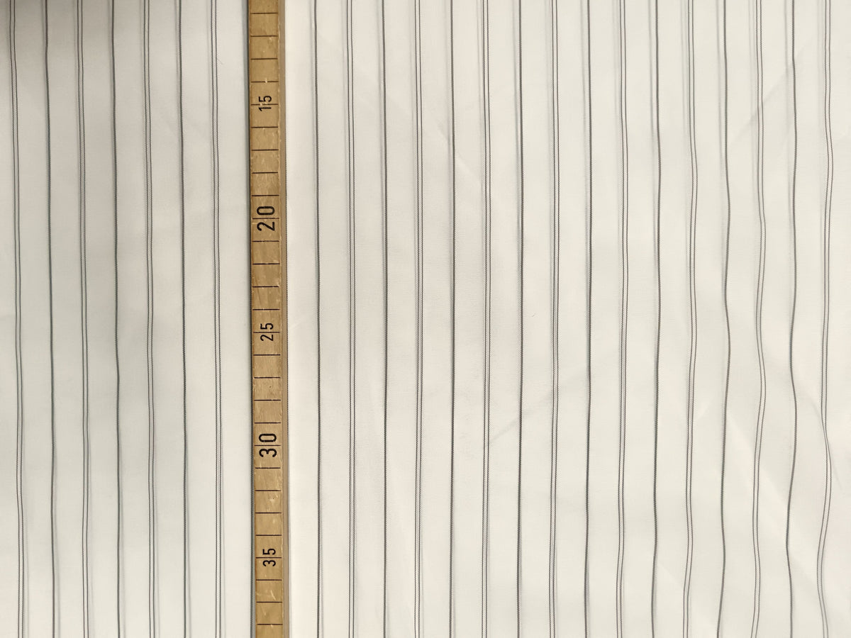 Feiner Hemdenstoff in weiß mit Nadelstreifen aus pflegeleichten Kunstfasern - Modemeter Stoffmarkt