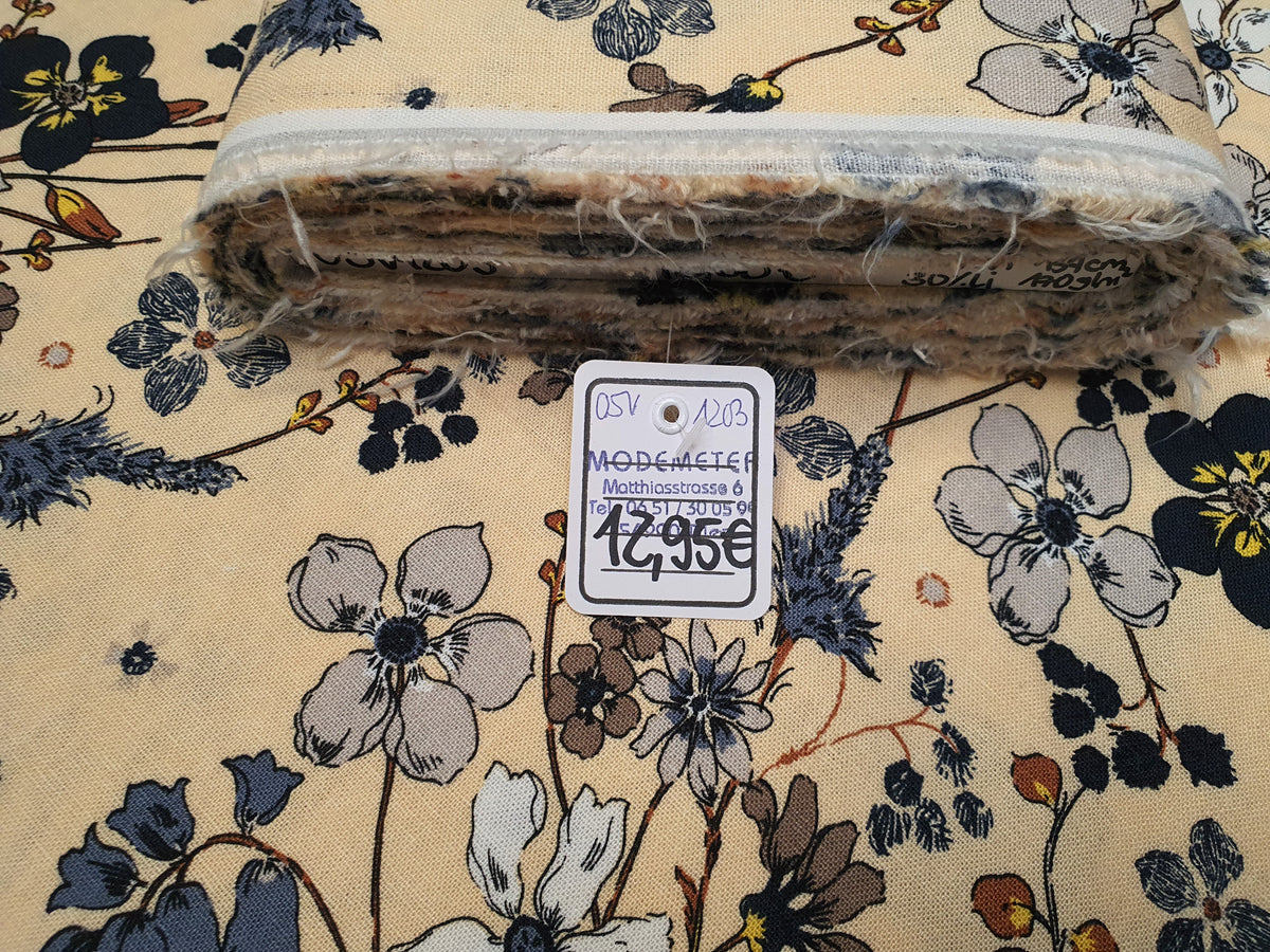 Modestoff in beige aus Viskose-Leinen mit Blüten und Knospen - Modemeter Stoffmarkt Trier   modemeter.de