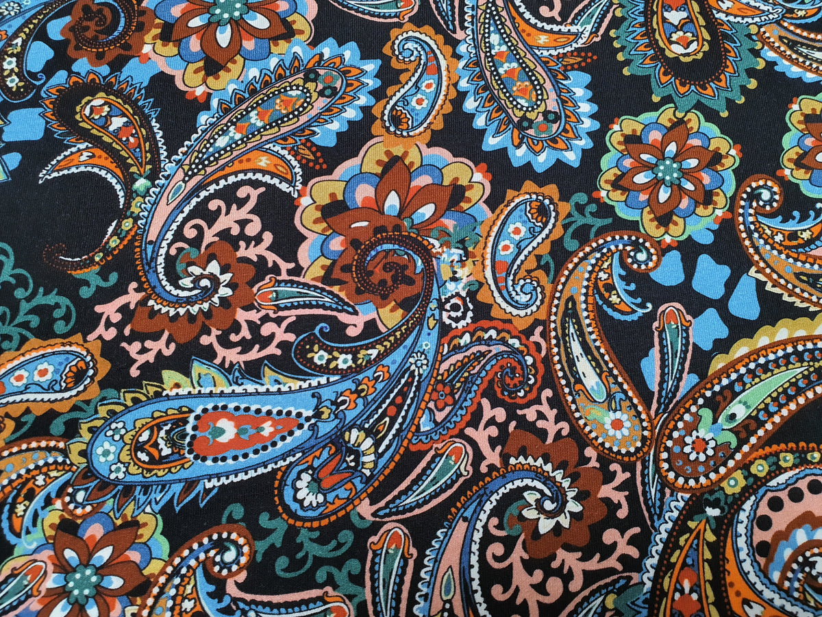 Fröhlicher, bunter Baumwoll Jersey in schwarz mit Paisley Muster im Digitaldruck - Modemeter Stoffmarkt Trier   modemeter.de