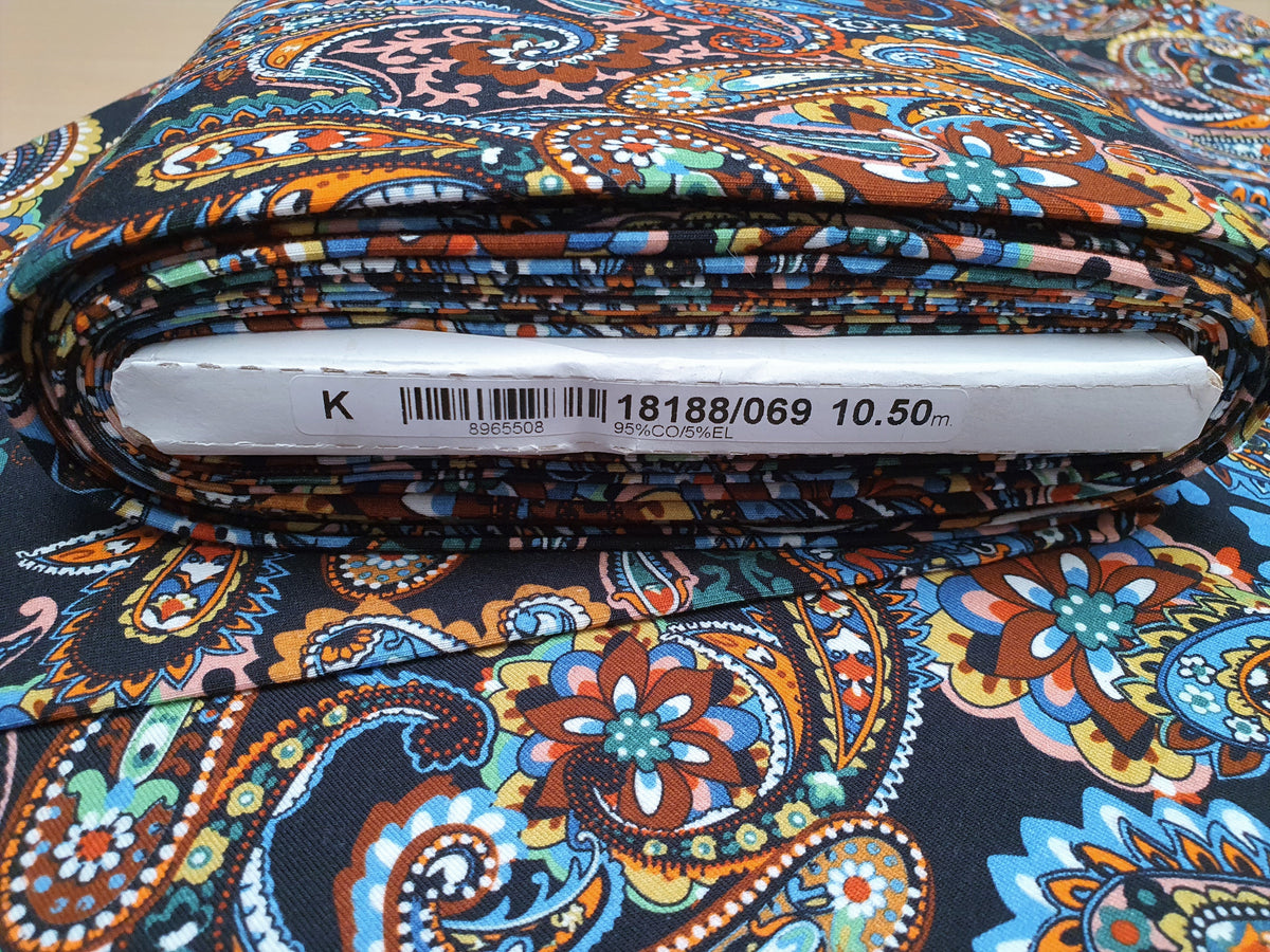 Fröhlicher, bunter Baumwoll Jersey in schwarz mit Paisley Muster im Digitaldruck - Modemeter Stoffmarkt Trier   modemeter.de
