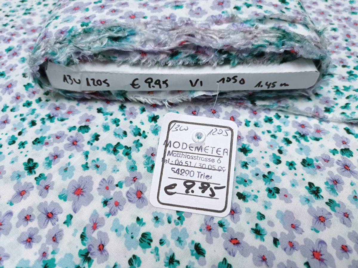 Frischer Viskosestoff für Blusen und Kleider in weiß mit blau-grünen und fliederfarbenen Blüten - Modemeter Stoffmarkt Trier   modemeter.de