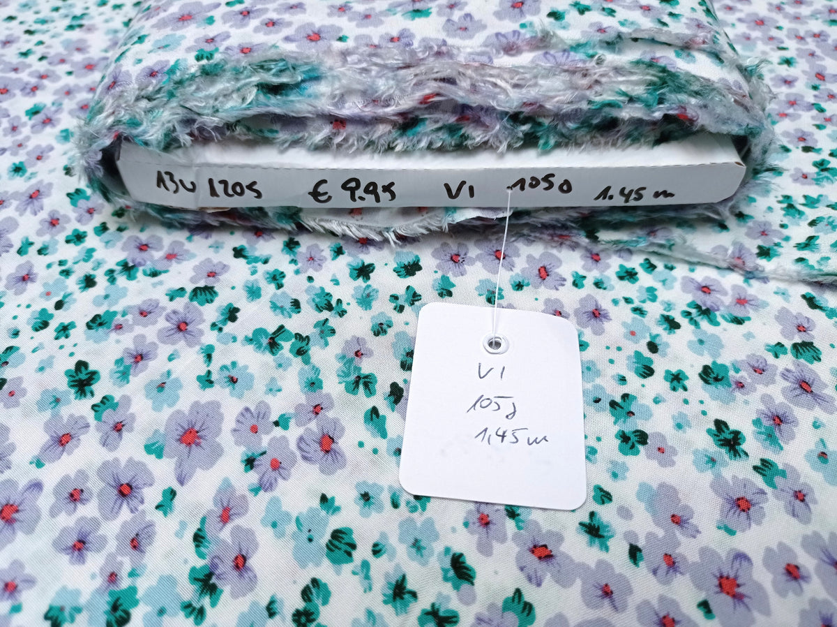Frischer Viskosestoff für Blusen und Kleider in weiß mit blau-grünen und fliederfarbenen Blüten - Modemeter Stoffmarkt Trier   modemeter.de
